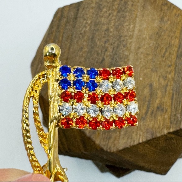 Sparkly rhinestone American flag small pin brooch lapel tie tack patriotic - Picture 4 of 7